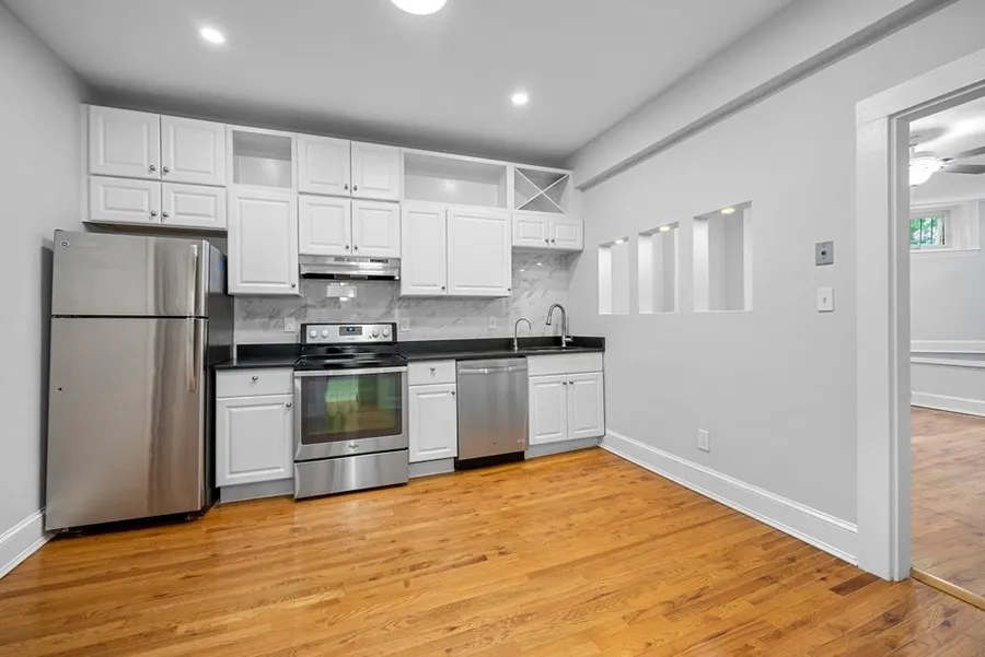 1495 Beacon St, Unit G — photo 10 of 31