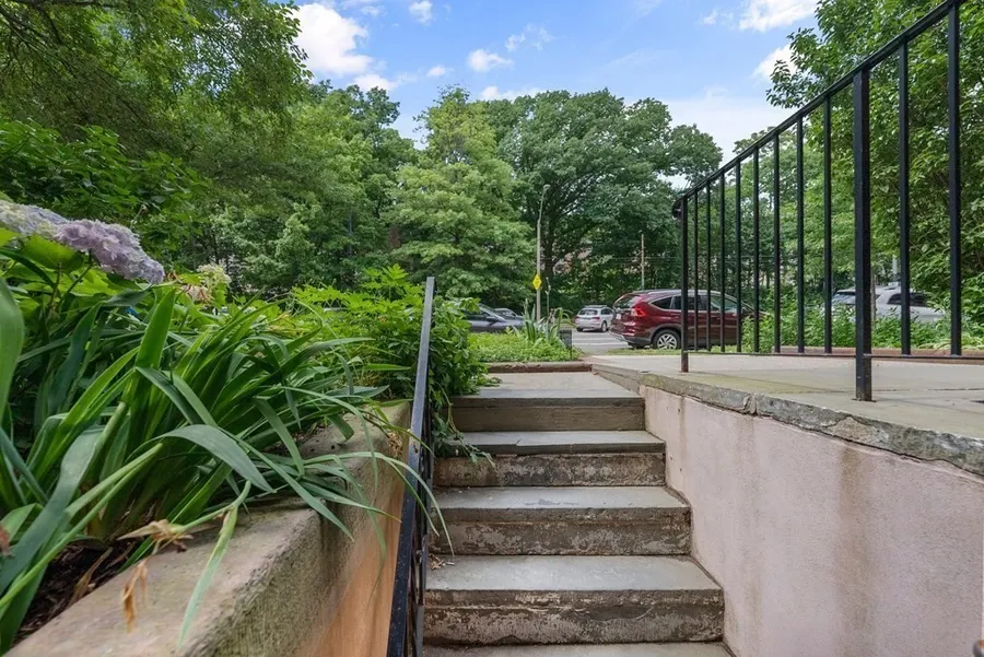 1495 Beacon St, Unit G — photo 29 of 31